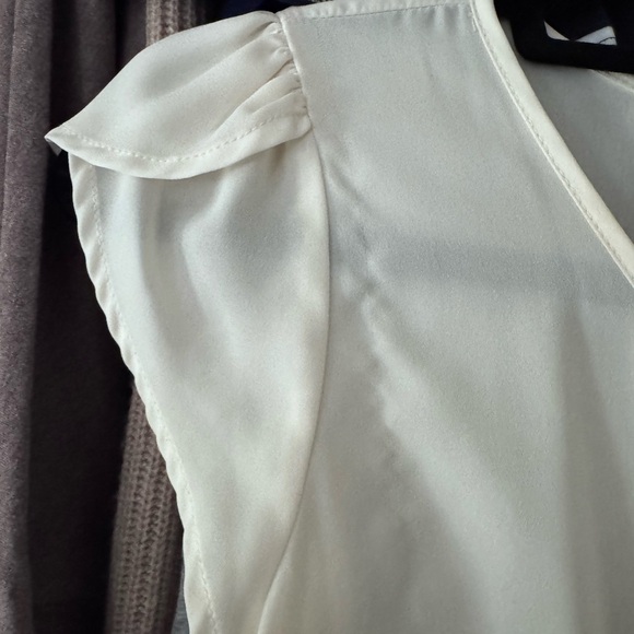 Elegant Cream Blouse with Tie Neck - Picture 3 of 7